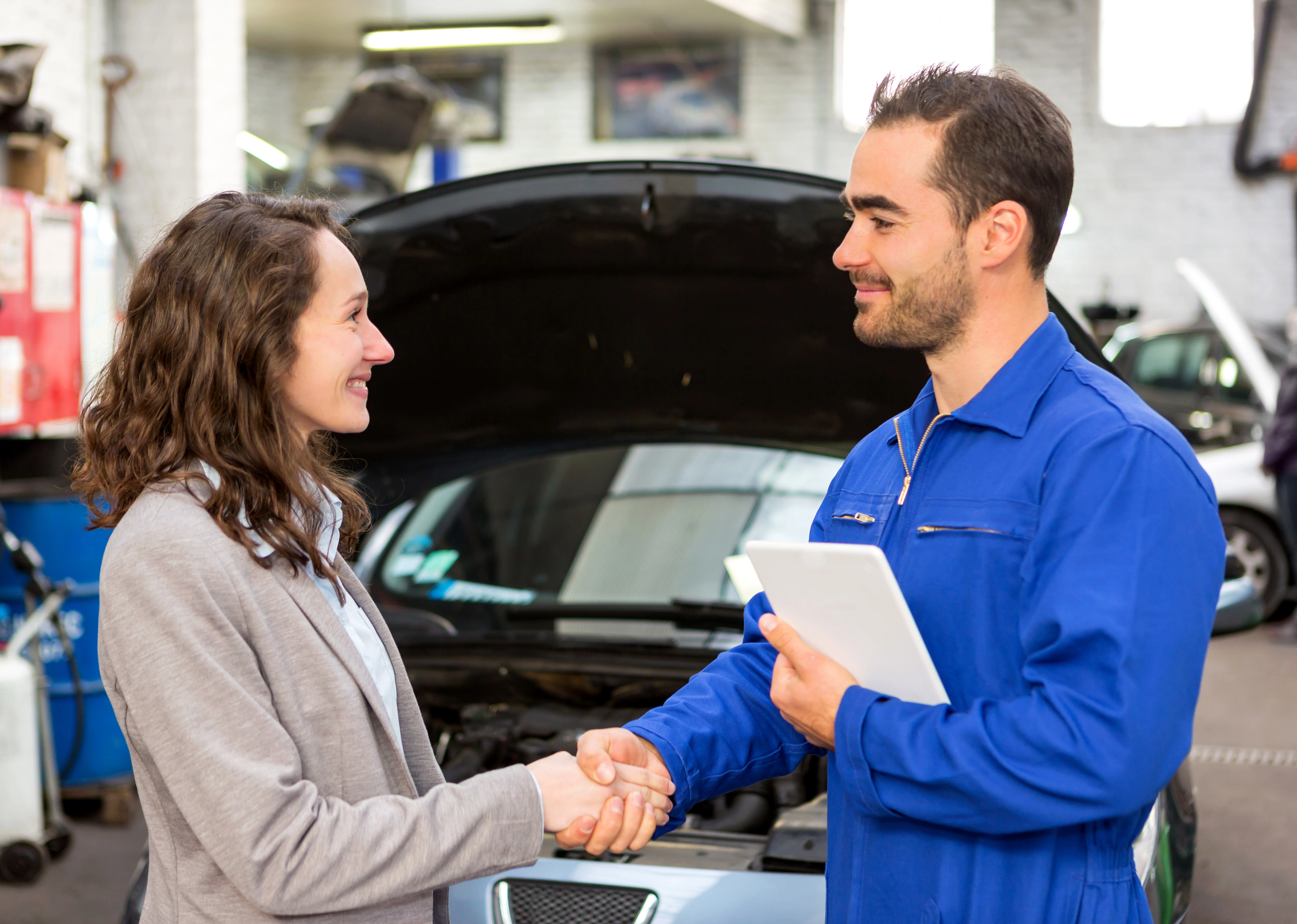 Point S expert assisting customer